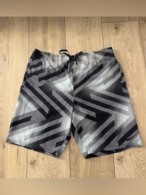 Nike Men's Black & Gray Geometric Swim Trunks